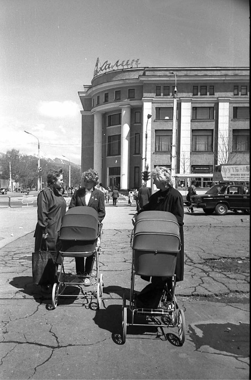 Молодые мамы на перекрестке улиц Ленина и Сахалинской, напротив Универмага Сахалин.