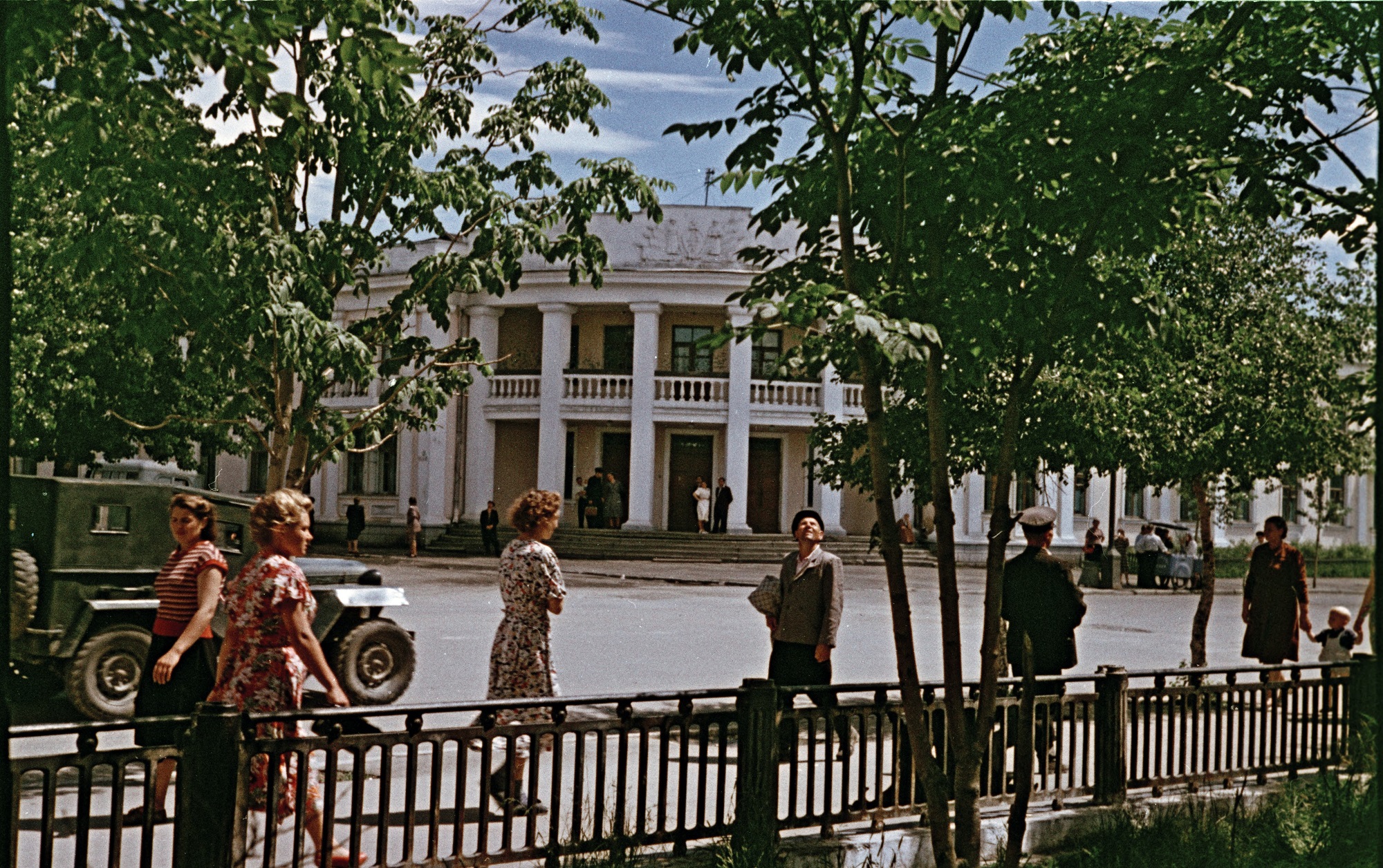 На улице Ленина, на заднем фоне гостиница Дальневосточная