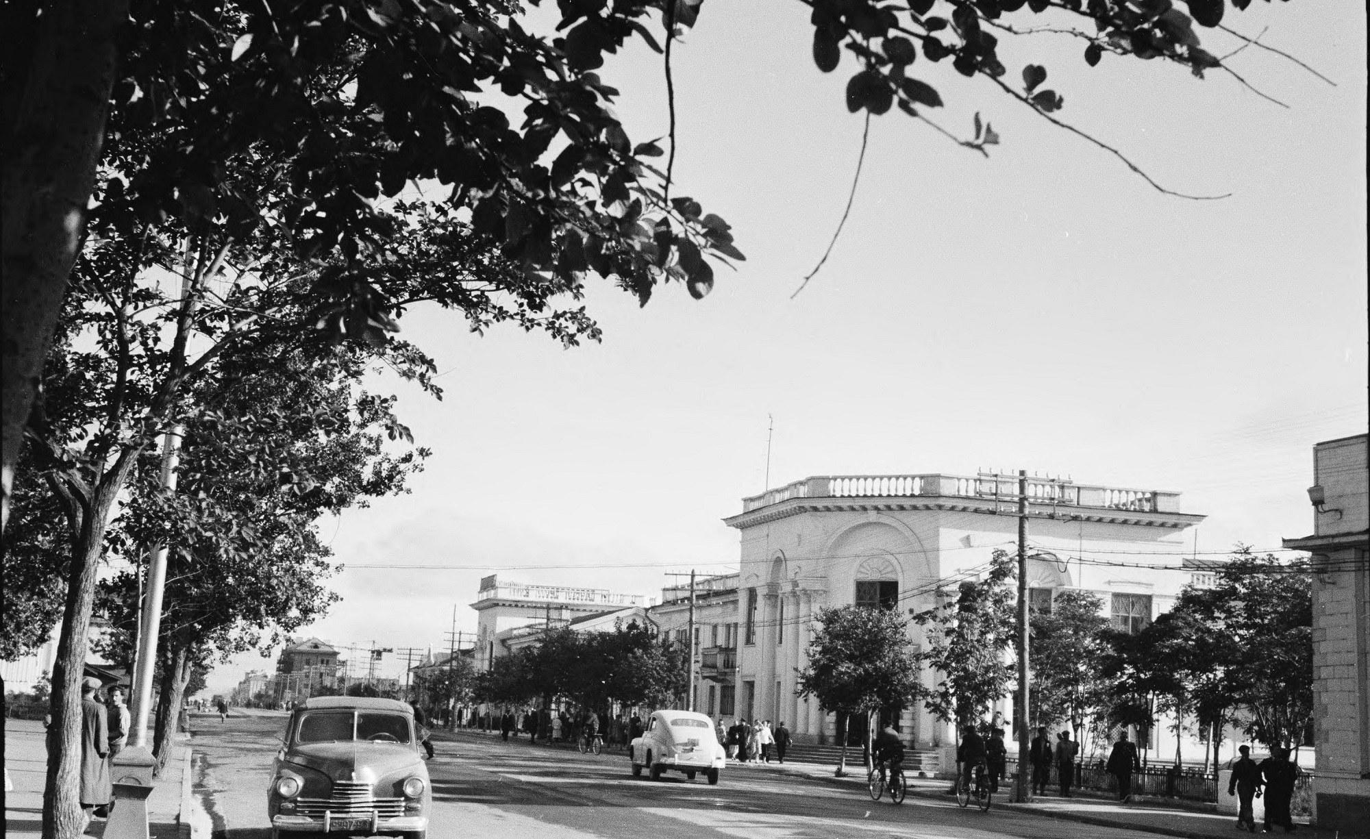 Улица Ленина, напротив рыбный магазин и кинотеатр 'Совкино'.
