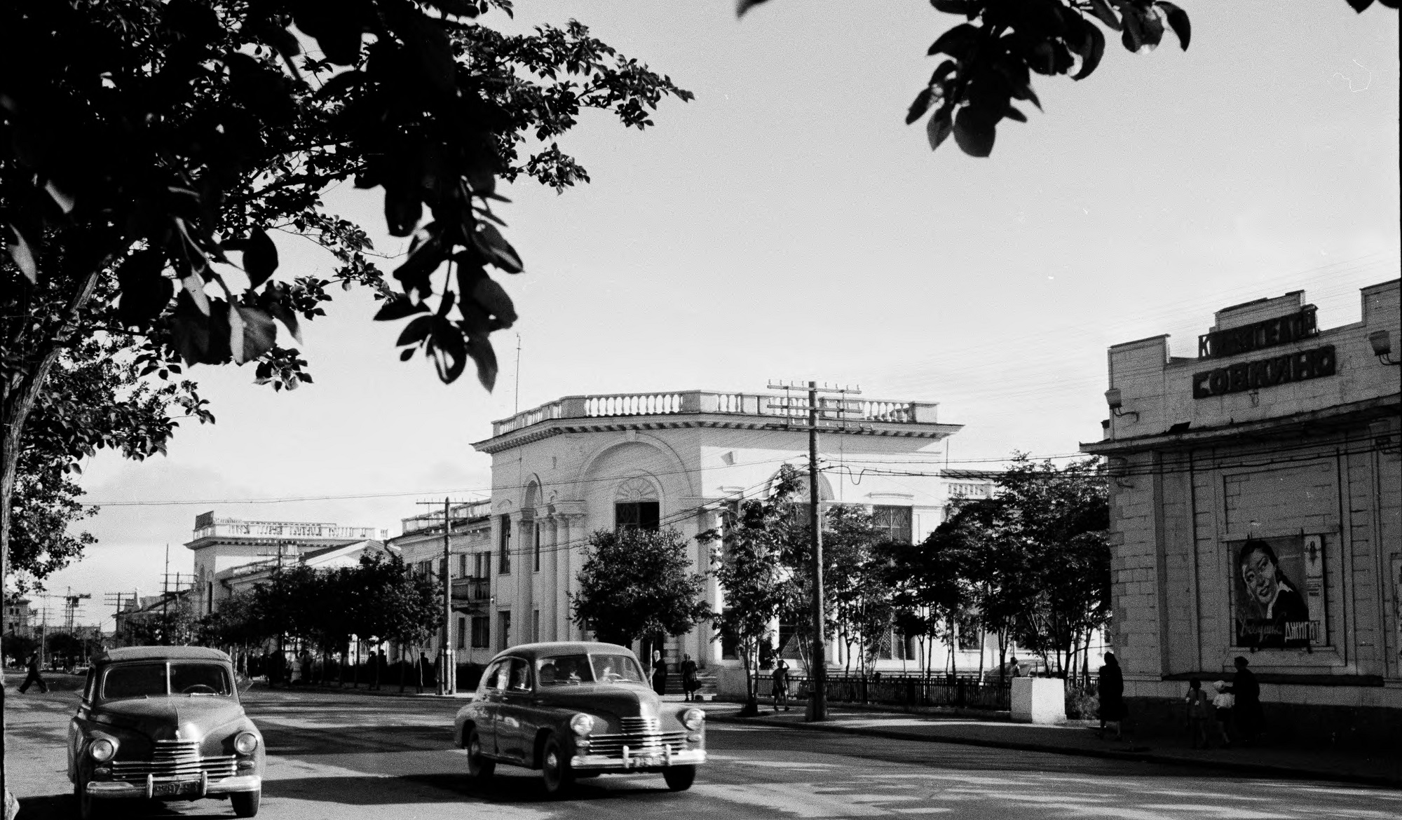 Улица Ленина, напротив рыбный магазин и кинотеатр 