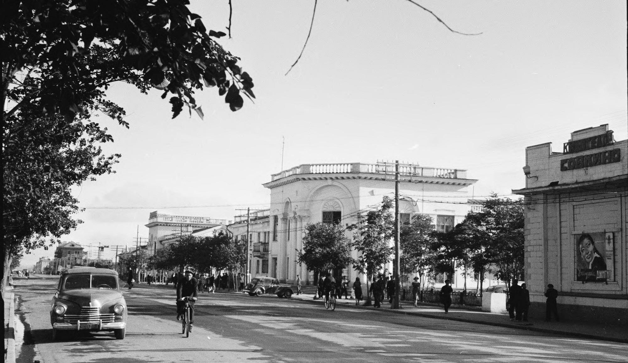 Улица Ленина, напротив рыбный магазин и кинотеатр 'Совкино'.
