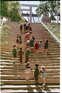 Серия снимков. Дети на лестнице бывшего храма Маока дзинзя в Холмске