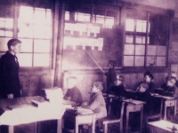 Класс в японской школе п. Каваками. Классы в школе были просторными, светлыми, но очень холодными. В классных помещениях находились железные печки, которые постоянно нужно было протапливать.