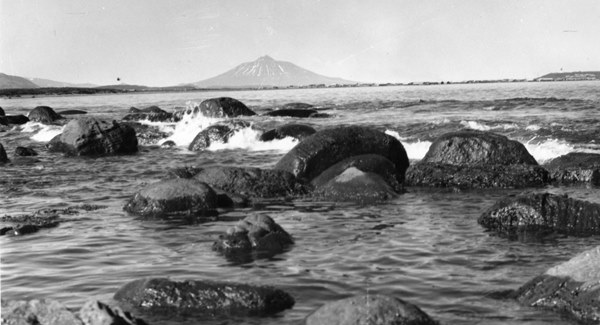 Вид острова Кунашир. На горизонте вулкан Тятя