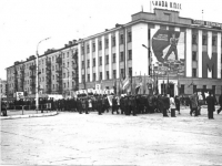Первомайское шествие по улице Ленина г. Южно-Сахалинск