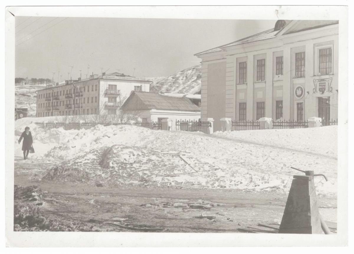 Вид с улицы на школу №2, подшефную Углегорскому порту