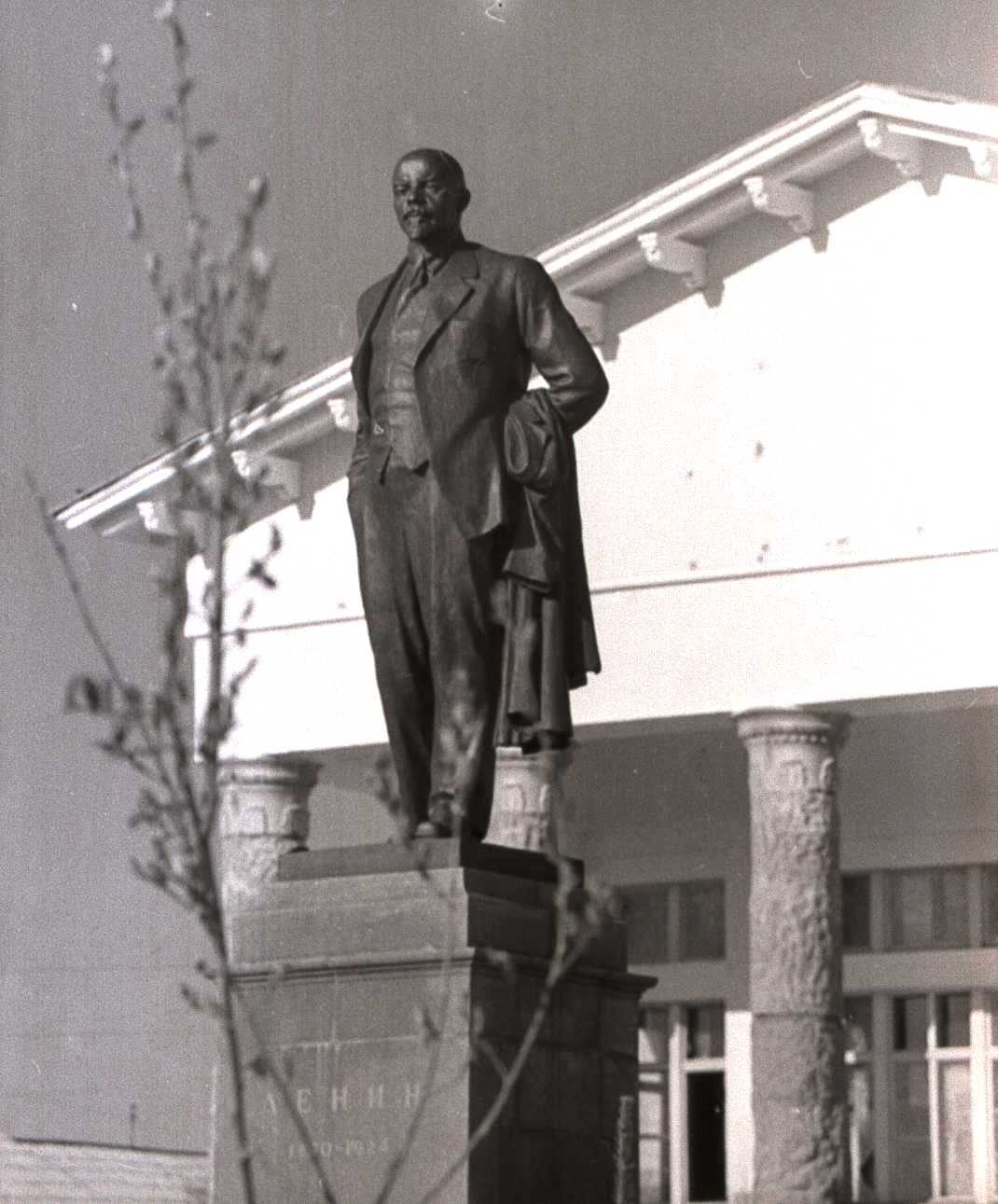 Прогулочный вид В.И. Ленина на постаменте перед Домом культуры в г. Оха