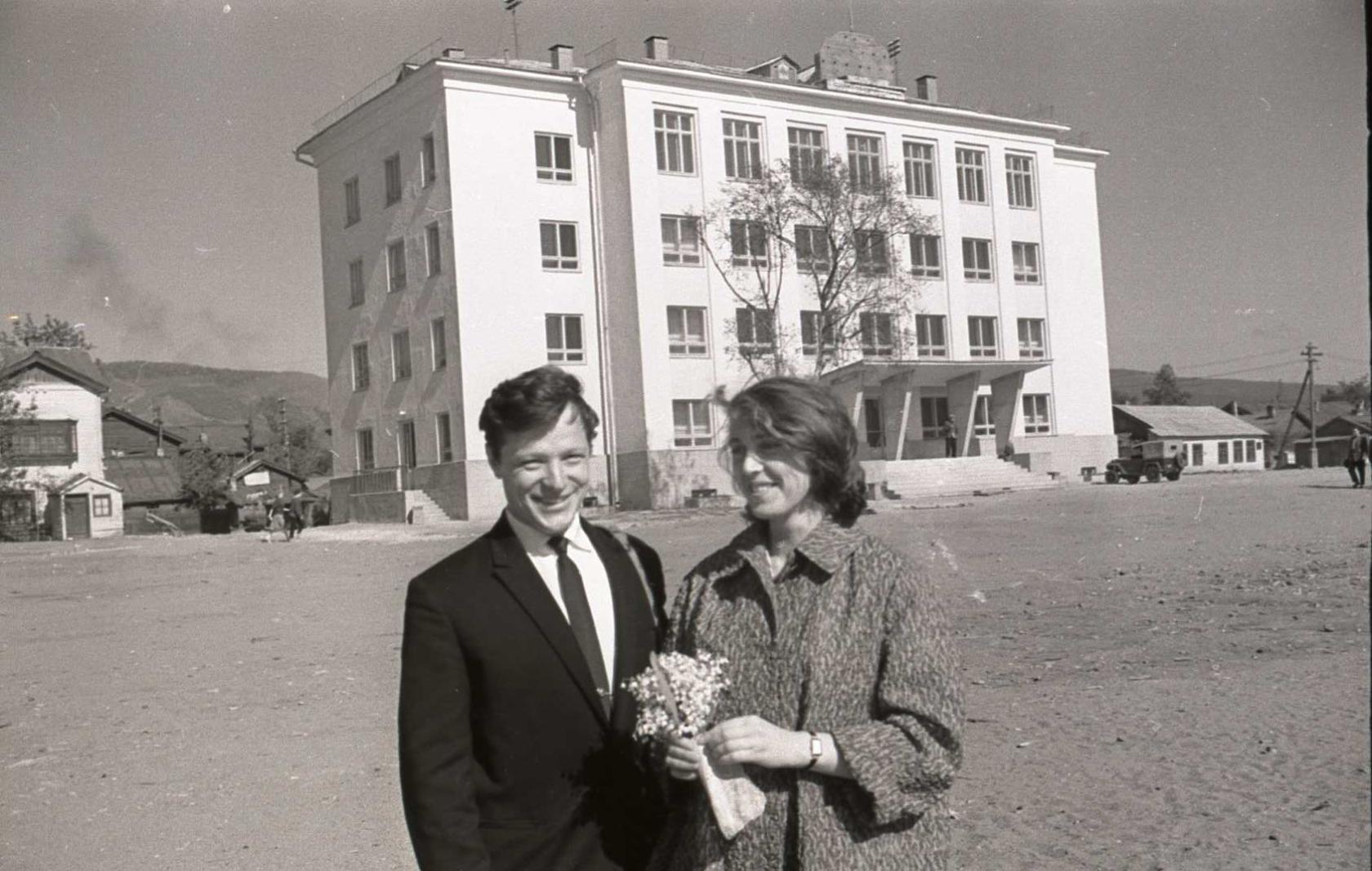 Иван Воробьев с женой на фоне Горисполкома г. Южно-Сахалинска