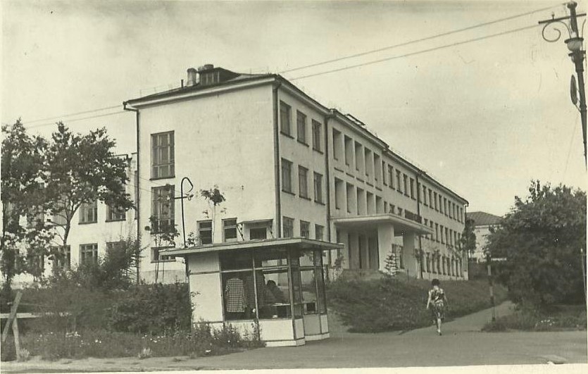 Вид города. Угол ул. Советской, медучилище, киоск, в котором продавали мороженное