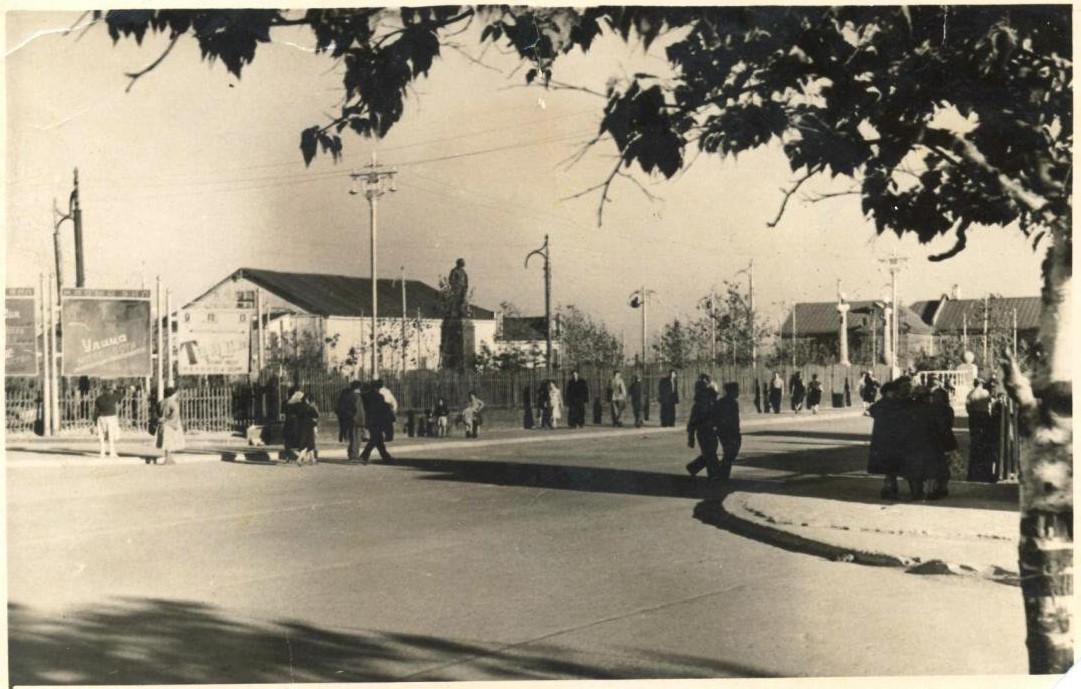 Городской сквер, перекрёсток ул. Дзержинского (сейчас Ленина) и ул. Советской.