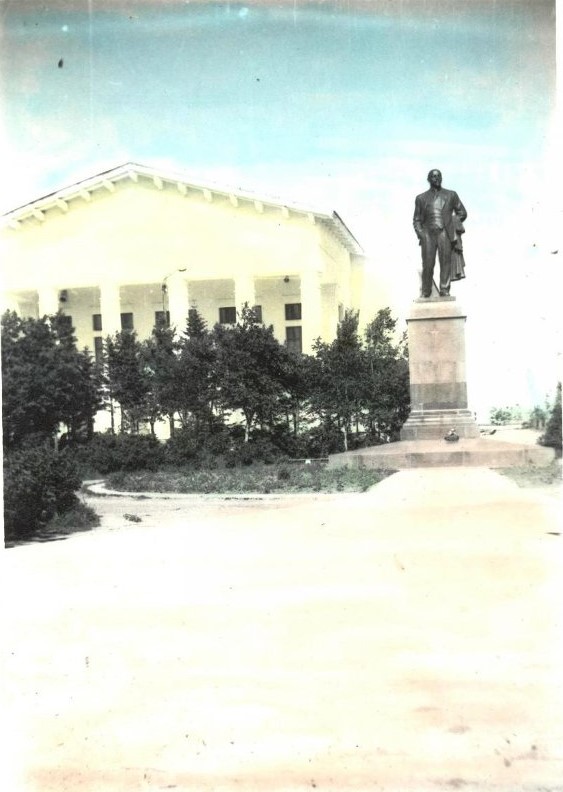 Сквер у Дворца культуры с памятником В.И. Ленина