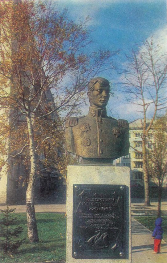 Памятник И.Ф. Крузенштерну в Южно-Сахалинске