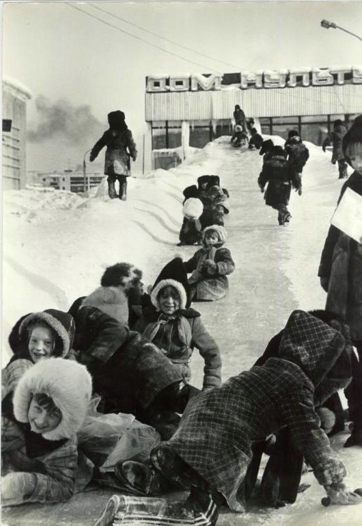 Дети на снежной горке перед домом культуры Юбилейный в п. Тымовское