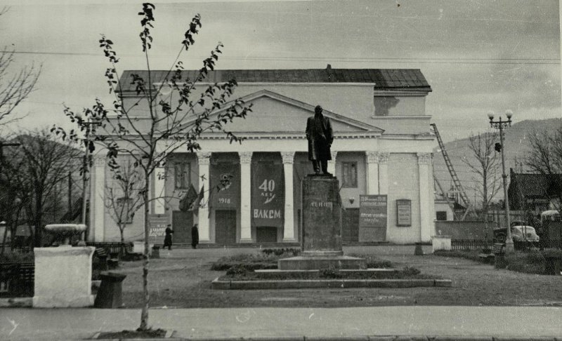 Здание Сахалинского областного драматического театра им А.П.Чехова, на улице Ленина