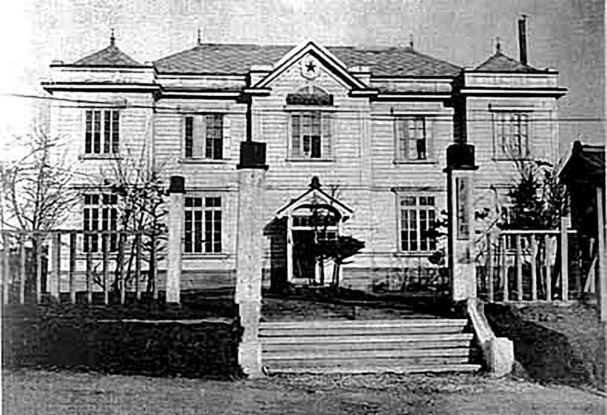 Здание мэрии Одомари. Построено в 1915 г. Год съемки приблизителен.