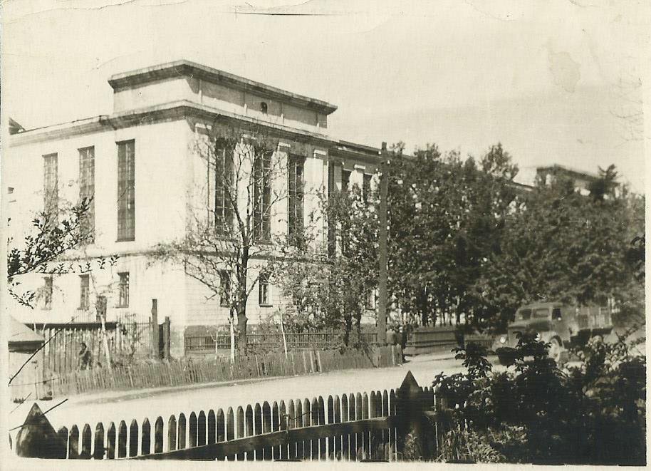 Здание администрации г. Александровска-Сахалинского. Построено в 1935 г. Сдано в эксплуатацию в 1938 г.
