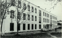 Белое трехэтажное здание. Из коллекции набора фотографий 'Александровск-Сахалинский 93'.
