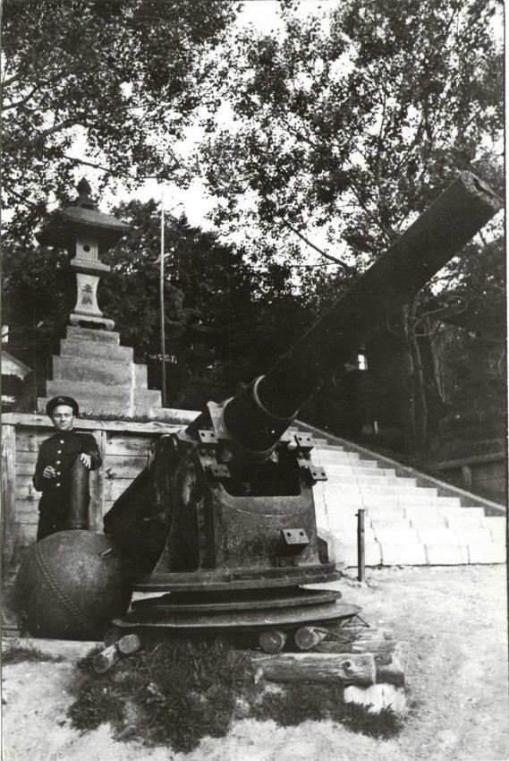 Орудие с крейсера 'Новик', принимавшего участие в русско-японской войне 1904-1905 гг, установленное возле храма Отомари.