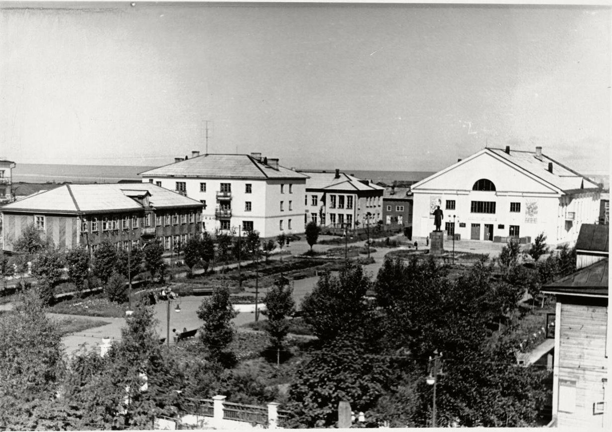 Вид города с площадью им. 15 мая г. Александровск-Сахалинский