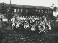 Группа учеников и учителей школы № 11 на летней площадке.Выпуск 1952-1953 гг.