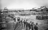 Танки Т-26 и красноармейцы во время построения на площади города Сикука на Южном Сахалине