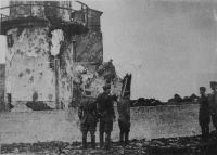 Советские офицеры у сгоревшего японского маяка на мысе Кокутан (Кубатого) острова Шумшу (Курильские острова)