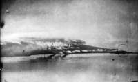Единственная известная фотография момента высадки советского десанта на остров Шумшу.  Утро 18 августа 1945 г.  Горят ДС-9 (цифра 2) и ДС-43 (цифра 3). Цифрой 4 обозначен маяк на м. Кокутан. Небольшой выступ берега левее от ДС — мыс Такеда (совр. мыс Гурьева) , где были расположены хорошо укрытые огневые позиции японских ПТО, простреливавшие пляж и водную гладь перед ним.