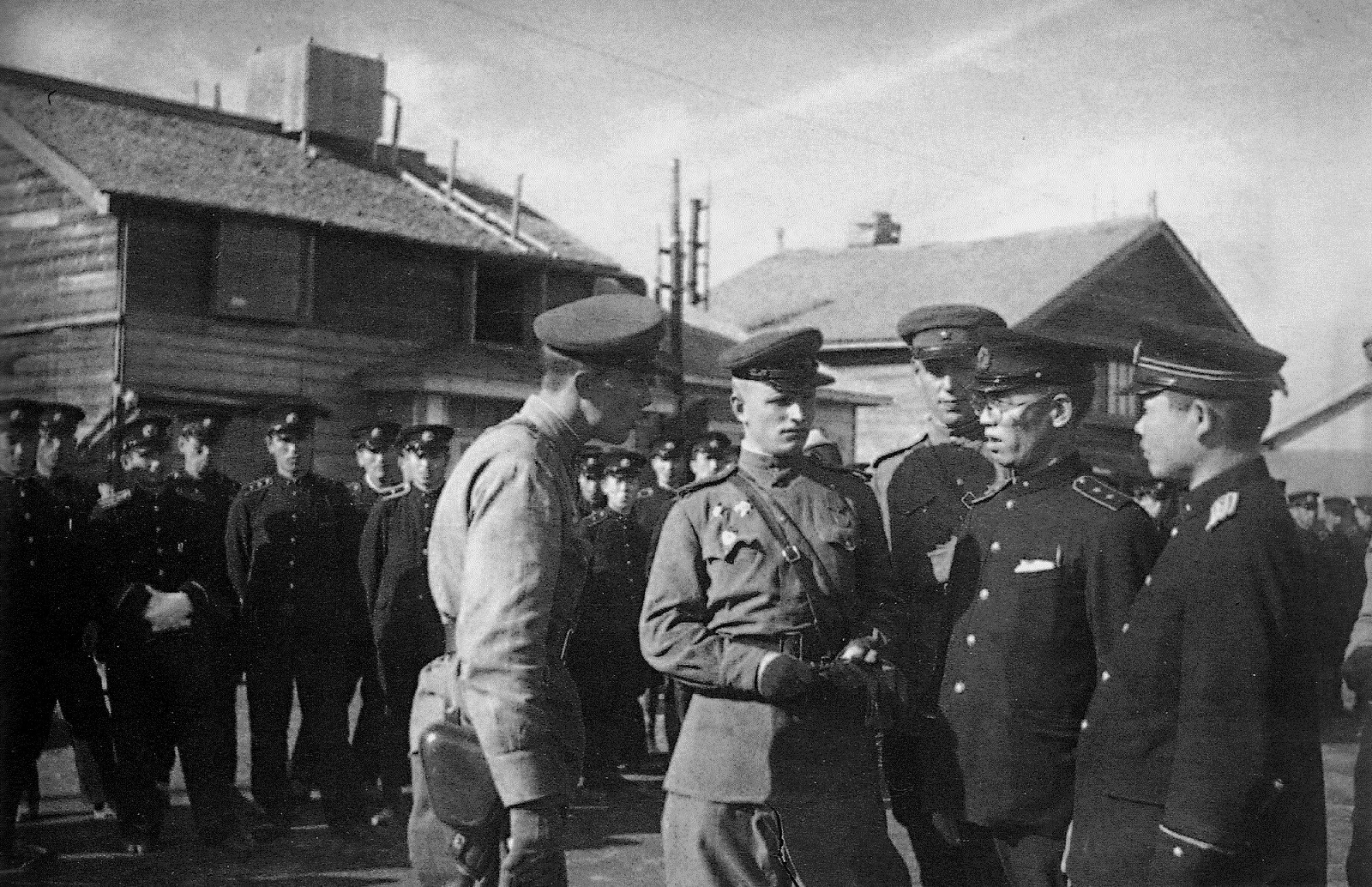 Советские офицеры и японские полицейские на улице города Сикука на Южном Сахалине