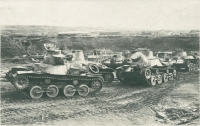Частично разукомплектованные легкие танки Ха-Го (Тип 95) и средние Чи-Ха 11-го японского танкового полка на окраине военно-морской базы Катаока на острове Шумшу во время капитуляции