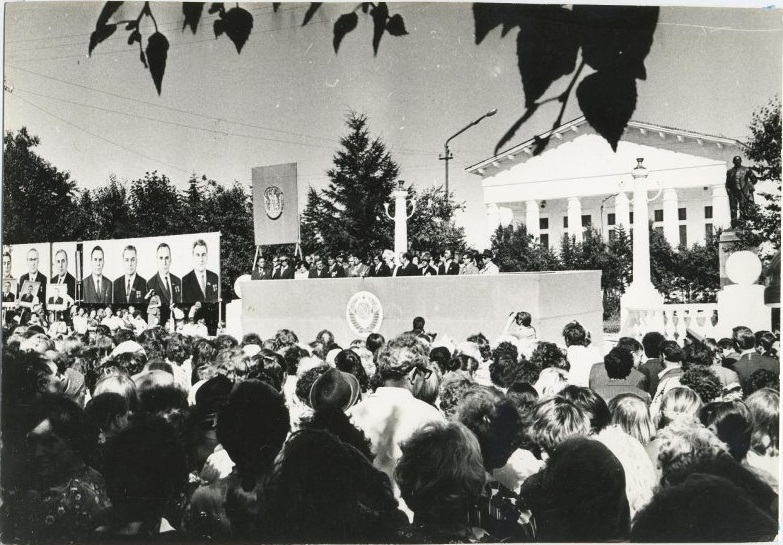 Митинг в связи с награждением г. Охи орденом Знак Почёта. Август 1978 г.