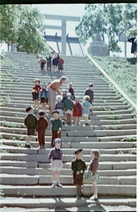 Серия снимков. Дети на лестнице бывшего храма Маока дзинзя в Холмске