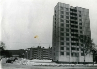Здание первого 12-ти этажного дома в г. Южно-Сахалинске. Перекресток пр. Мира и ул. Антона Буюклы