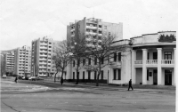 Гостиница 'Дальневосточник' и девятиэтажки по улице Карла Маркса в г. Южно-Сахалинске