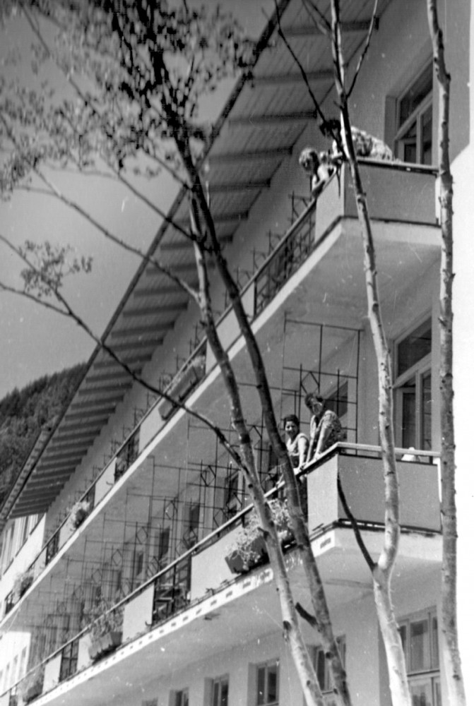 Отдыхающие на балконах санатория 'Сахалин' в п. Санаторном