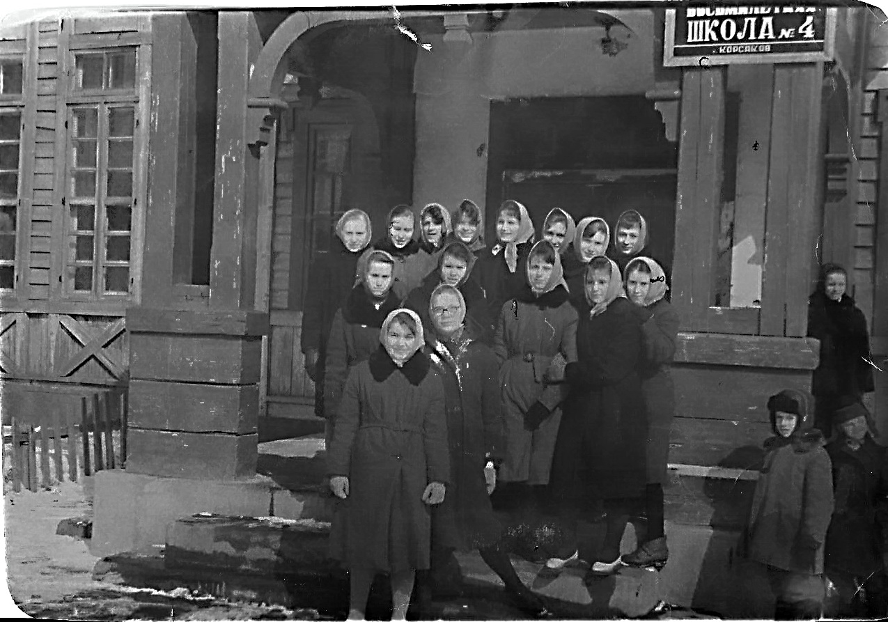 Школьники на крыльце средней общеобразовательной школы №4 г. Корсакова
