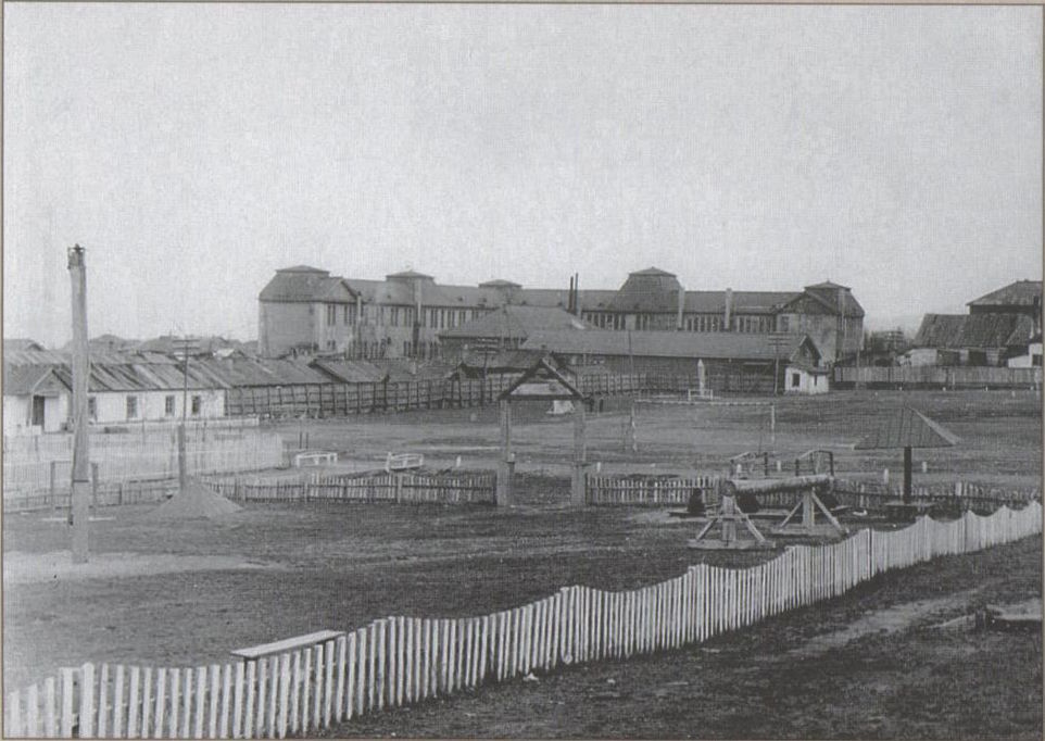Средняя школа №1, со стороны двора (ул. Победы, 2). Спортзал и стадион у школы. 1950-е годы