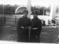 Военнослужащие в увольнении в городском парке г. Корсакова на фоне танцевальной площадки.